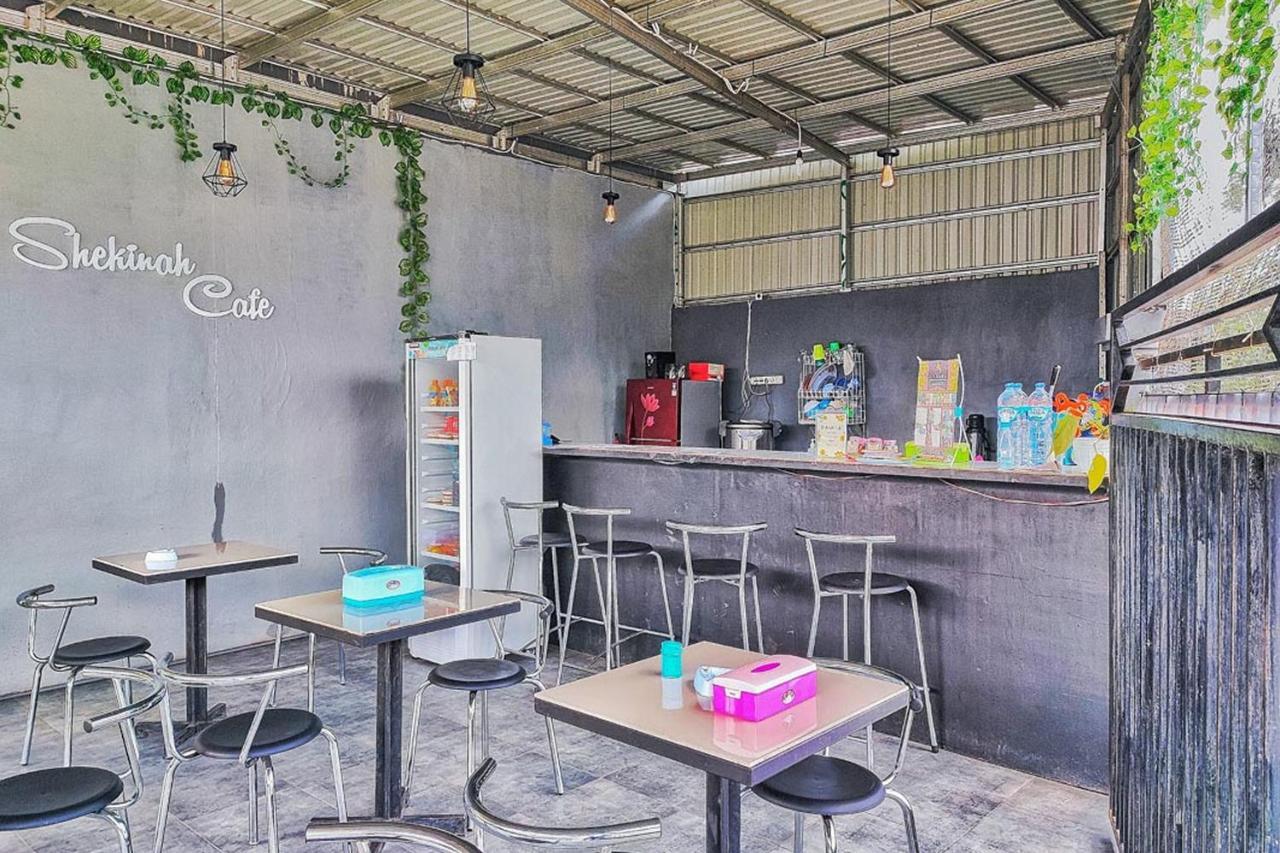 Shekinah Homestay & Cafe Waikabubak Mitra Reddoorz Kültér fotó