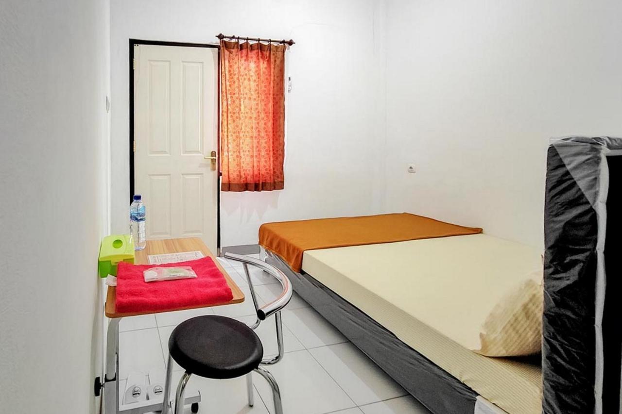 Shekinah Homestay & Cafe Waikabubak Mitra Reddoorz Kültér fotó
