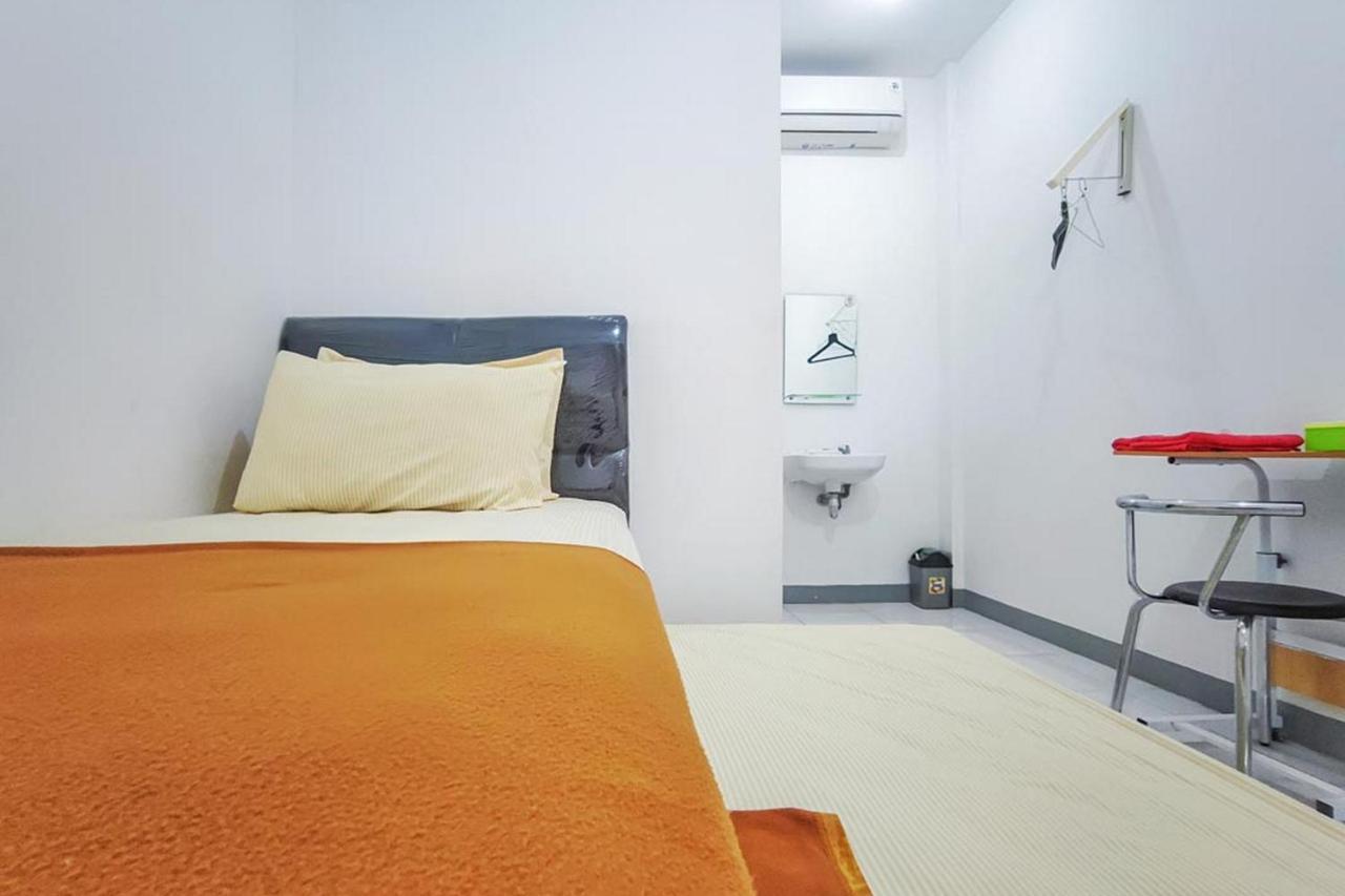 Shekinah Homestay & Cafe Waikabubak Mitra Reddoorz Kültér fotó