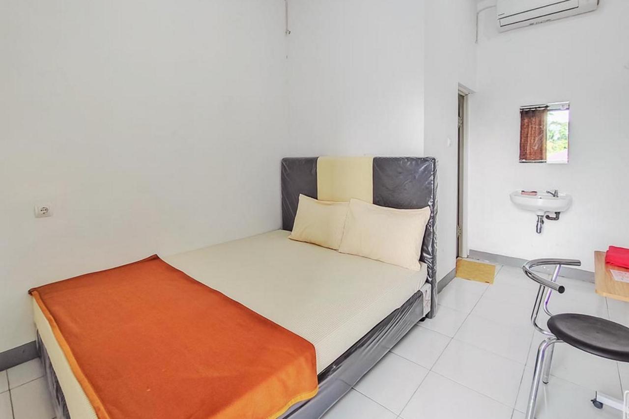 Shekinah Homestay & Cafe Waikabubak Mitra Reddoorz Kültér fotó
