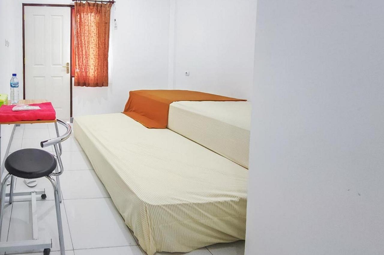 Shekinah Homestay & Cafe Waikabubak Mitra Reddoorz Kültér fotó