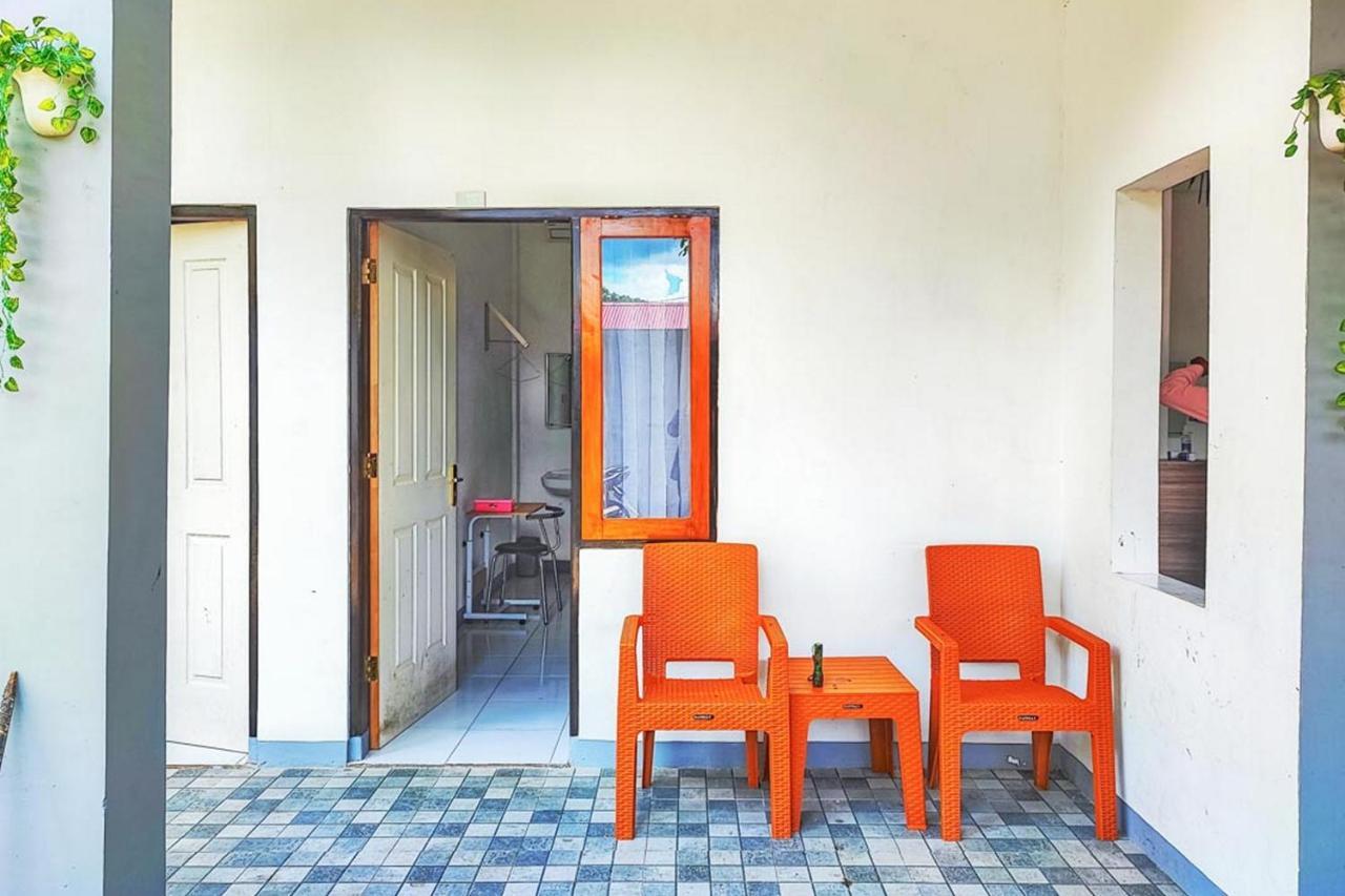 Shekinah Homestay & Cafe Waikabubak Mitra Reddoorz Kültér fotó